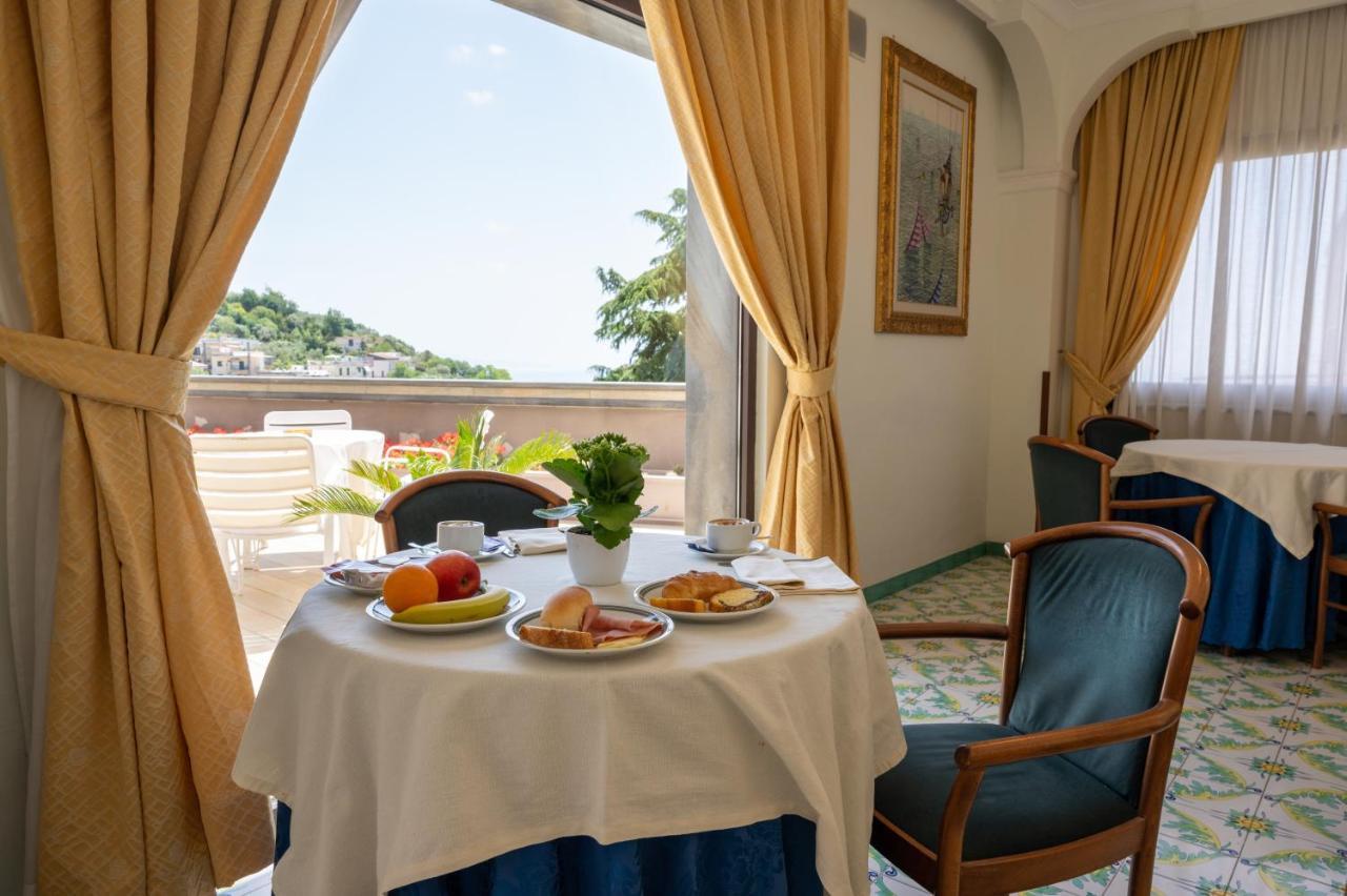 Hotel Montana SantʼAgata sui Due Golfi المظهر الخارجي الصورة