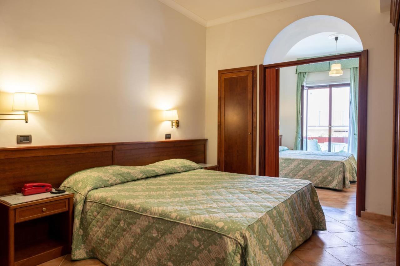 Hotel Montana SantʼAgata sui Due Golfi المظهر الخارجي الصورة
