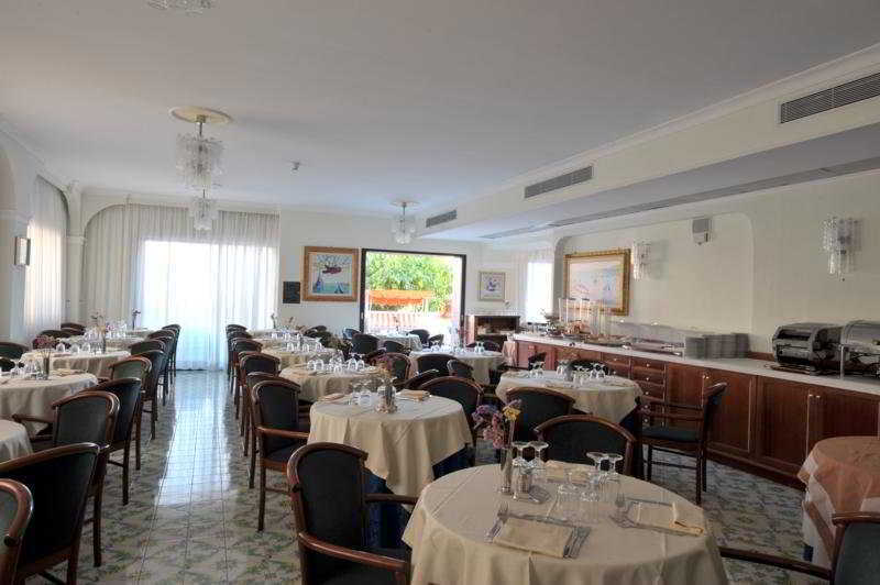Hotel Montana SantʼAgata sui Due Golfi المظهر الخارجي الصورة