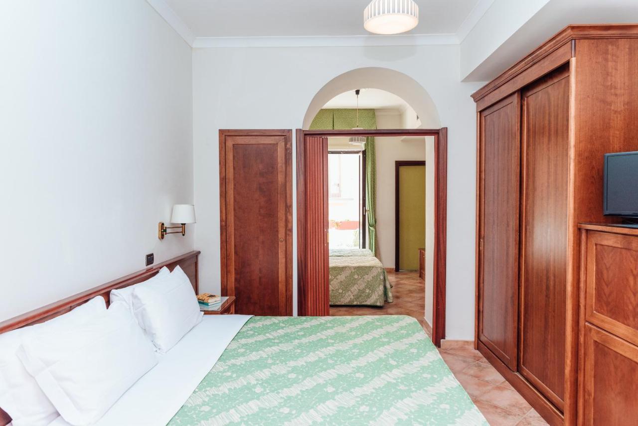 Hotel Montana SantʼAgata sui Due Golfi المظهر الخارجي الصورة