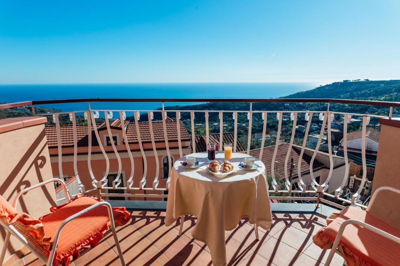 Hotel Montana SantʼAgata sui Due Golfi المظهر الخارجي الصورة