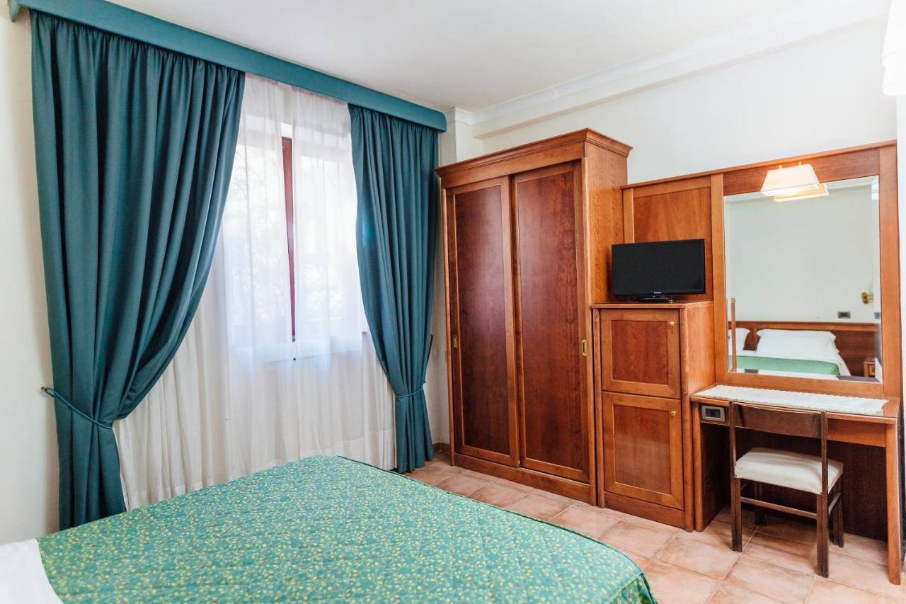 Hotel Montana SantʼAgata sui Due Golfi المظهر الخارجي الصورة