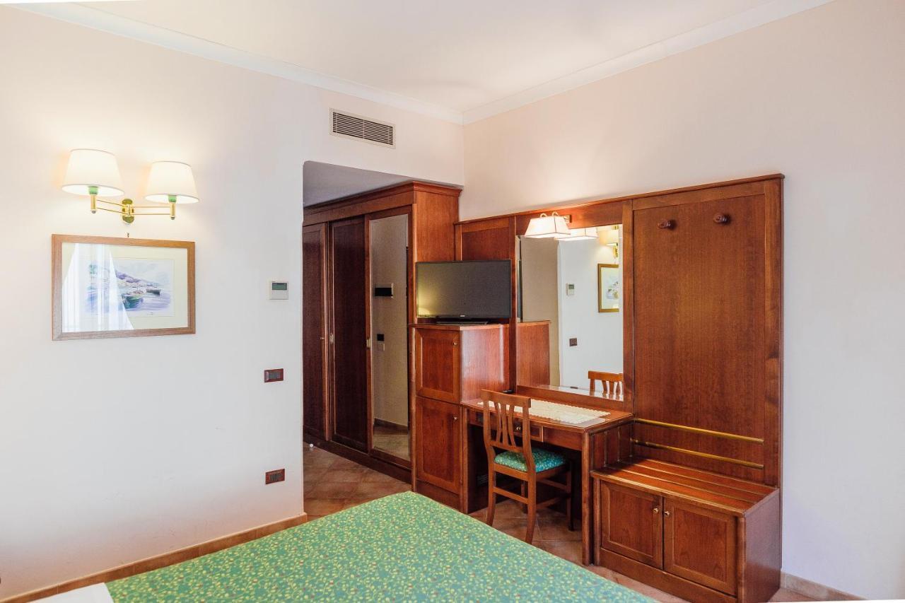 Hotel Montana SantʼAgata sui Due Golfi المظهر الخارجي الصورة